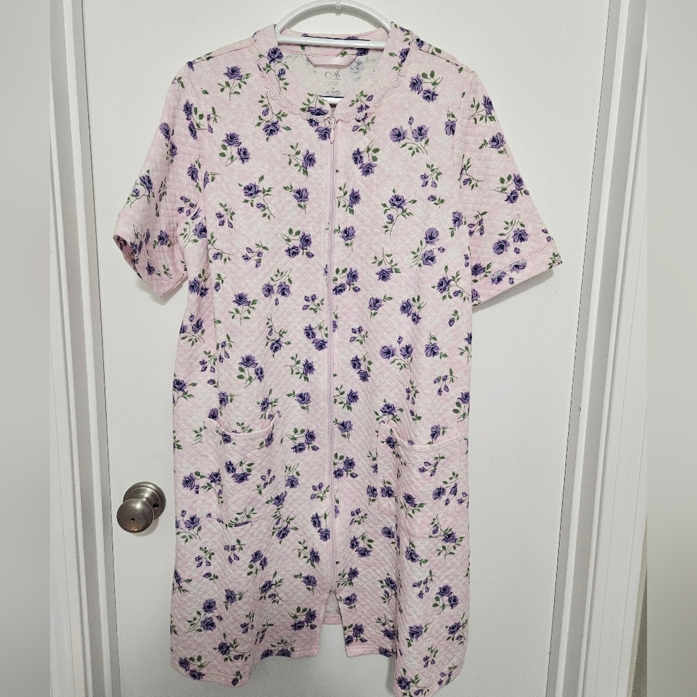 Adonna‎ Pink & Purple Floral Quilted Robe Zipper Short Sleeve Size M